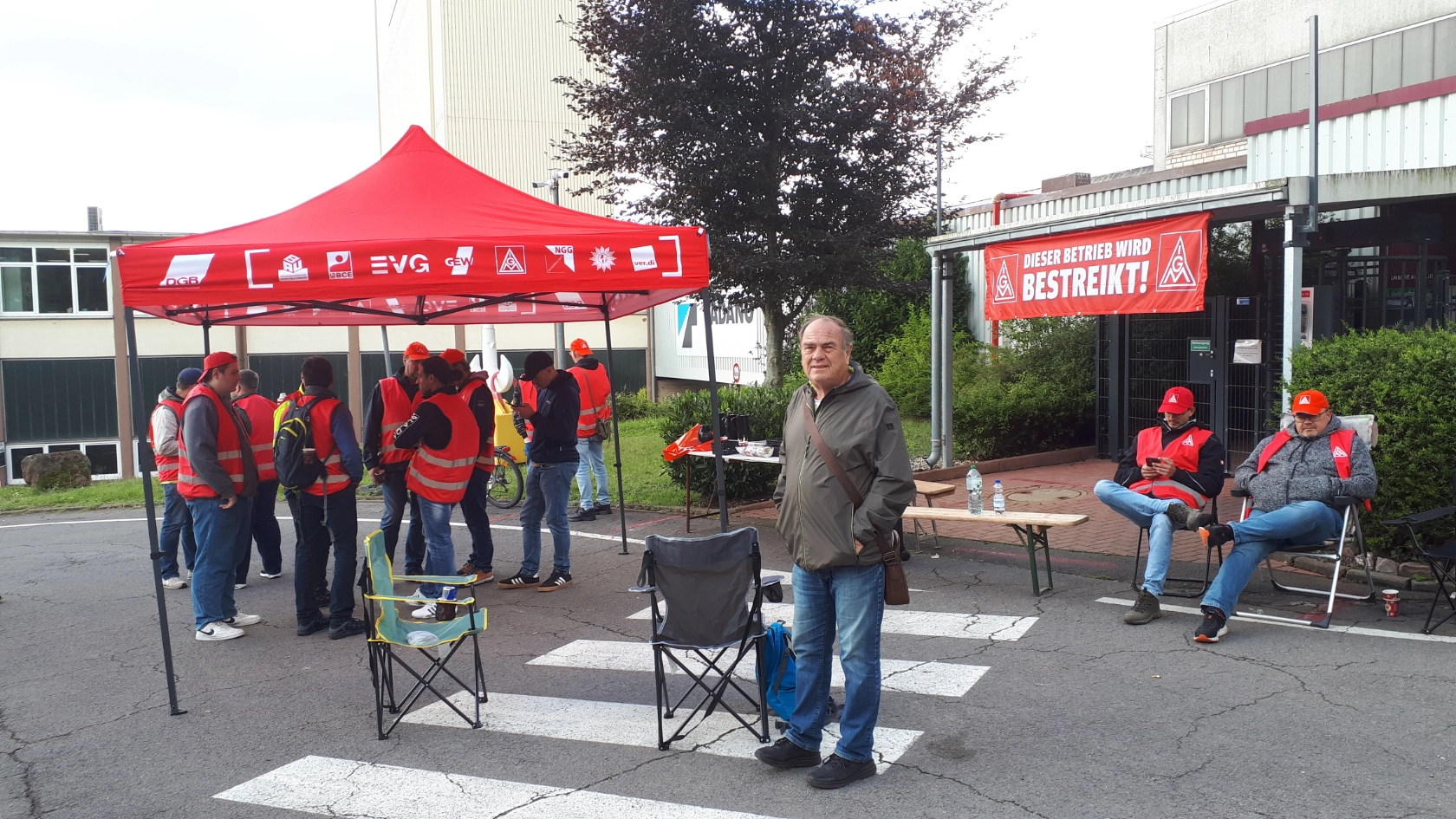 Wir vor Ort. Beim Streik Tadano!